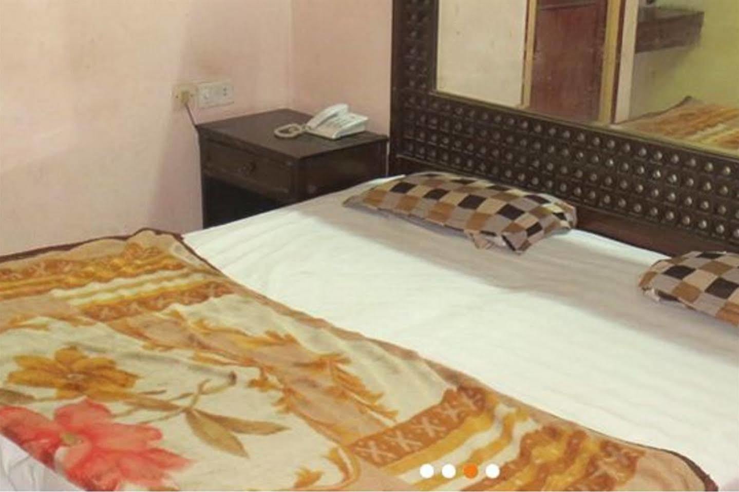 Hotel Krishna Palace New Delhi Bagian luar foto